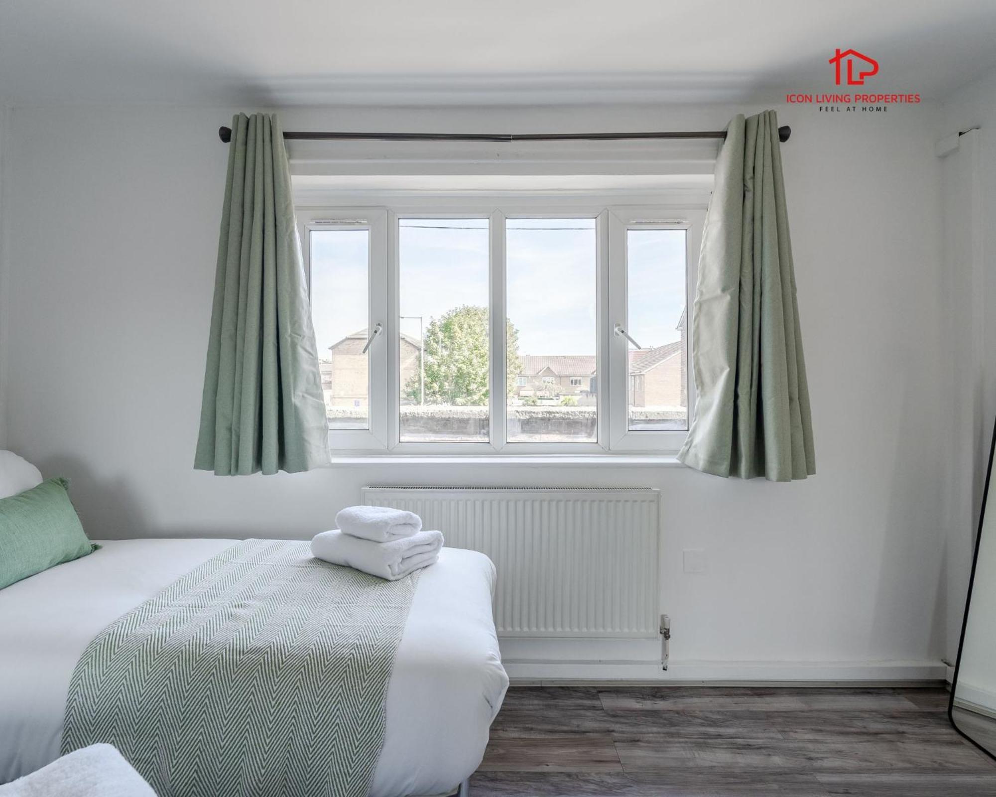 Spacious 1 Bed Flat For Contractors Leisure And Relocation Guests By Icon Living Properties Short Lets And Serviced Accommodation Barking المظهر الخارجي الصورة