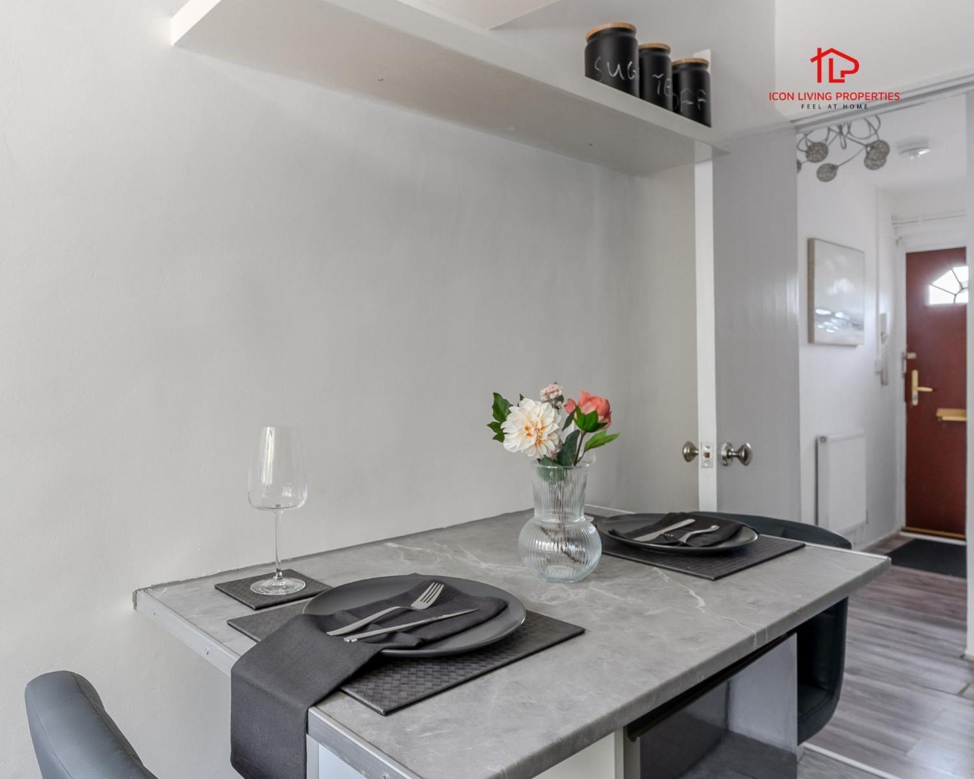 Spacious 1 Bed Flat For Contractors Leisure And Relocation Guests By Icon Living Properties Short Lets And Serviced Accommodation Barking المظهر الخارجي الصورة